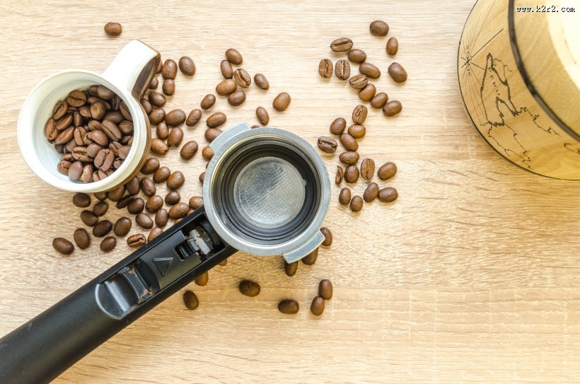 桌子上的咖啡豆图片