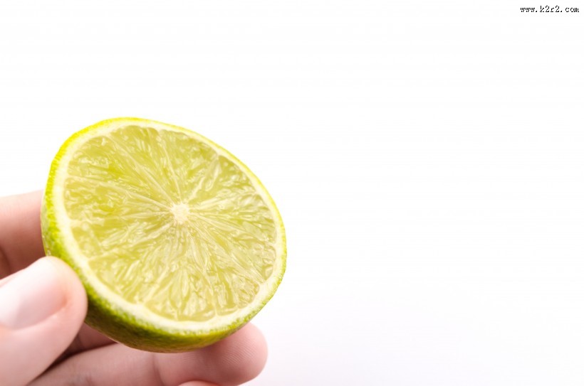 切开的新鲜柠檬图片