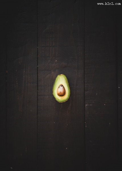 切开的牛油果图片