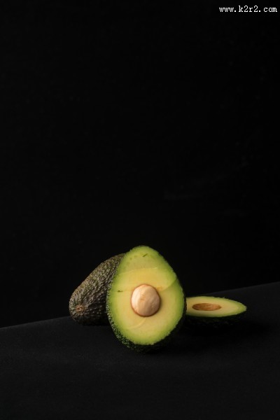切开的牛油果图片