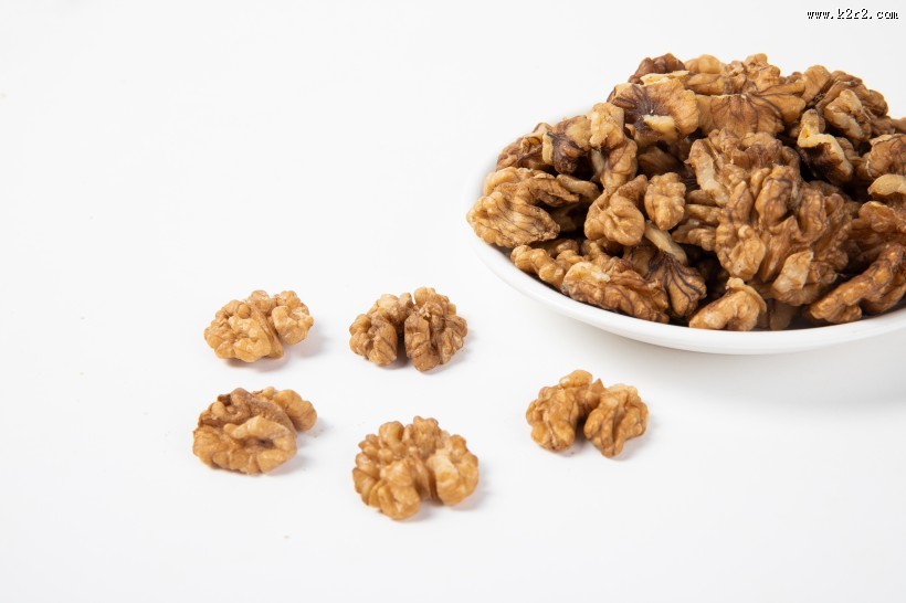 美味好吃剥开的核桃仁图片