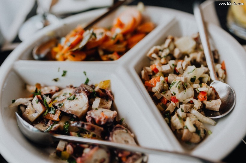 餐桌上的牛排和鱿鱼图片