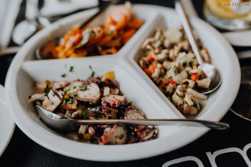 餐桌上的牛排和鱿鱼图片