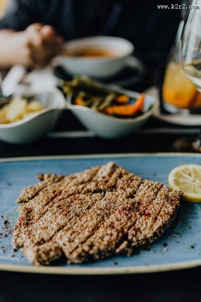 餐桌上的牛排和鱿鱼图片