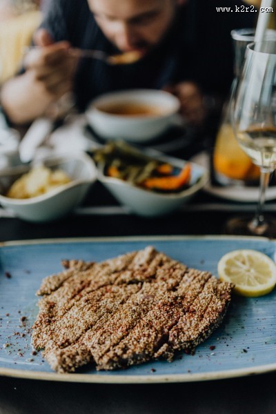 餐桌上的牛排和鱿鱼图片