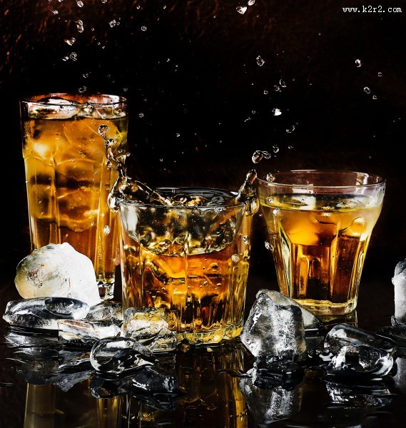 颜色鲜亮的鸡尾酒图片