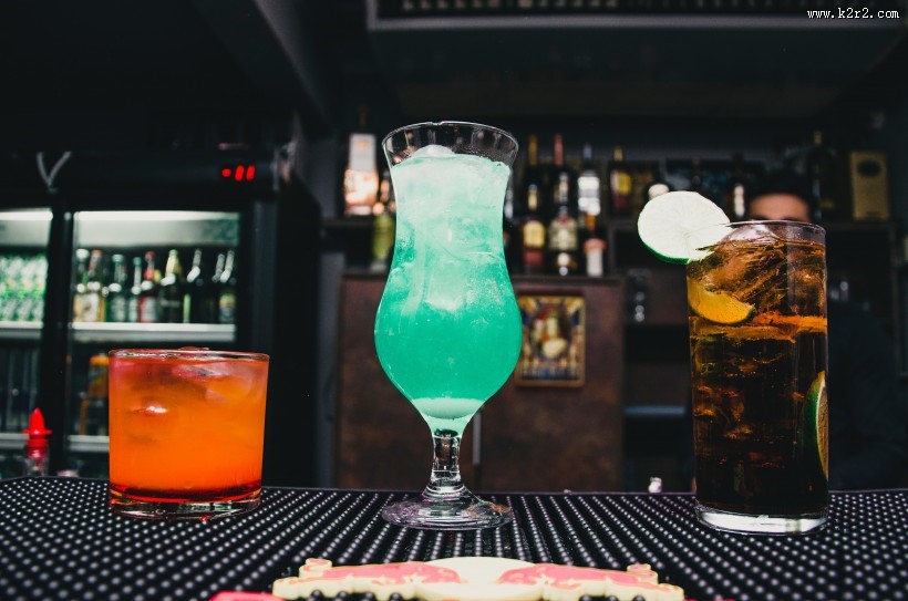 颜色鲜亮的鸡尾酒图片