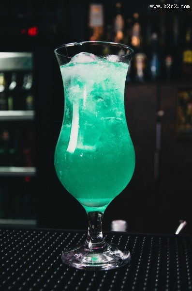 颜色鲜亮的鸡尾酒图片