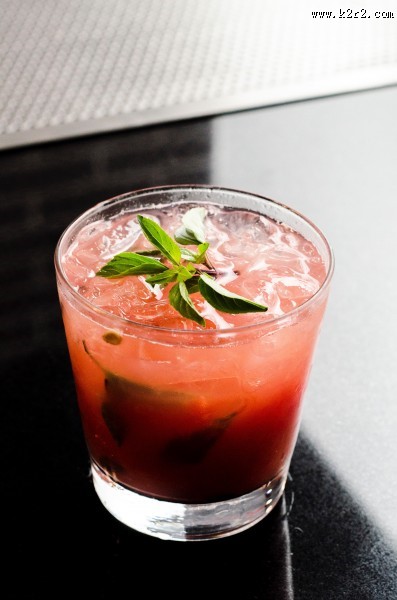 颜色鲜亮的鸡尾酒图片