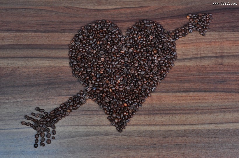 咖啡豆拼成的爱心形状图片