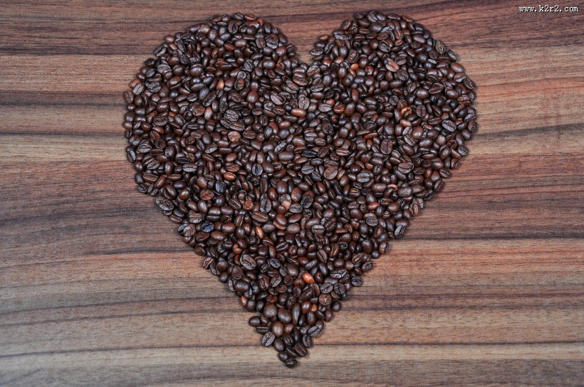 咖啡豆拼成的爱心形状图片