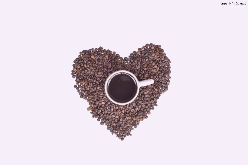 咖啡豆拼成的爱心形状图片