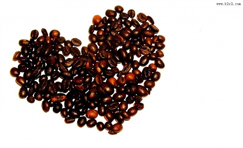 咖啡豆拼成的爱心形状图片