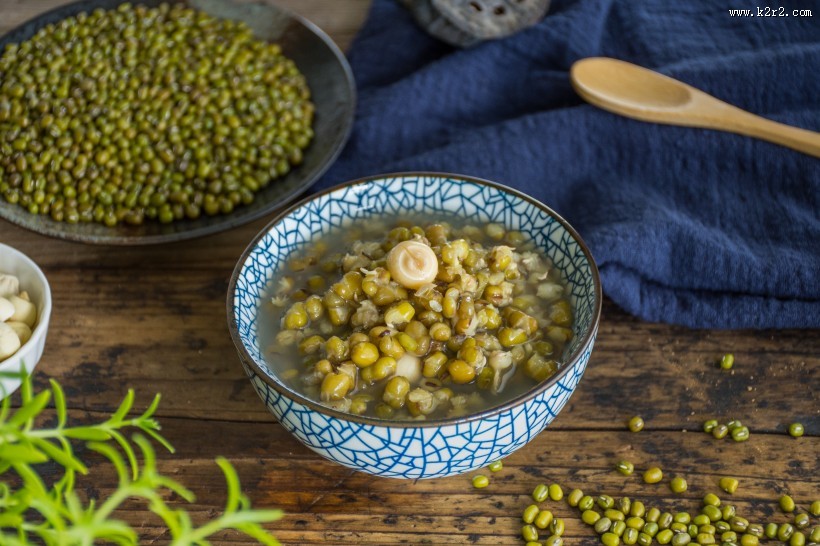 夏日清凉解暑的绿豆莲子汤图片