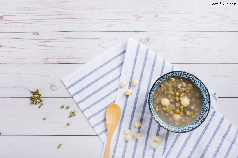 夏日清凉解暑的绿豆莲子汤图片