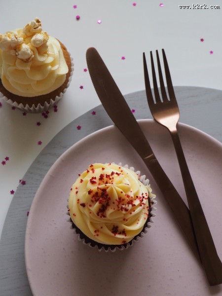 桌子上的纸杯蛋糕图片