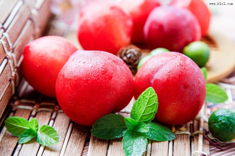 放到桌上的新鲜水果图片大全