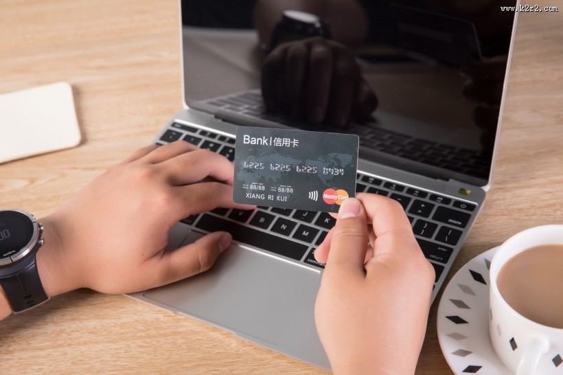 办公桌上的咖啡背景图片