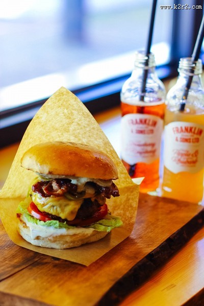 营养平衡的汉堡图片