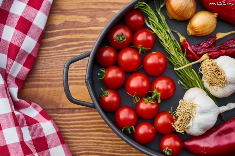 锅里的新鲜蔬菜图片