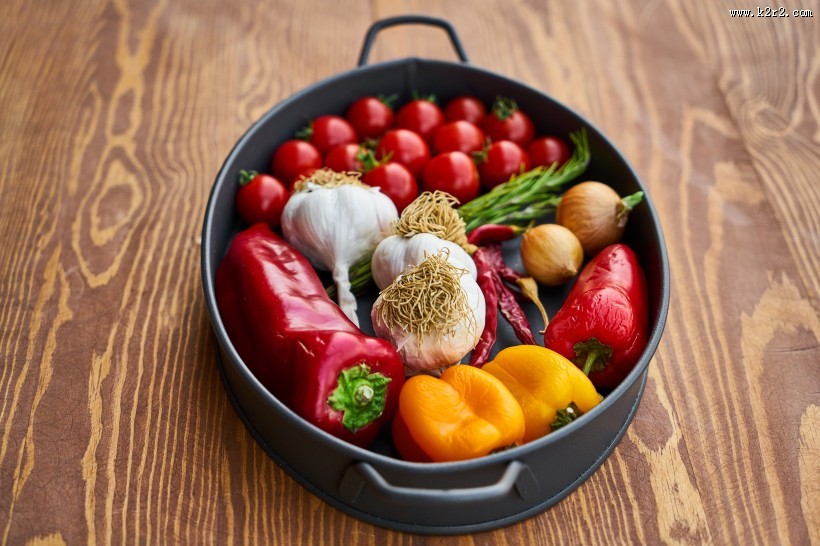 锅里的新鲜蔬菜图片
