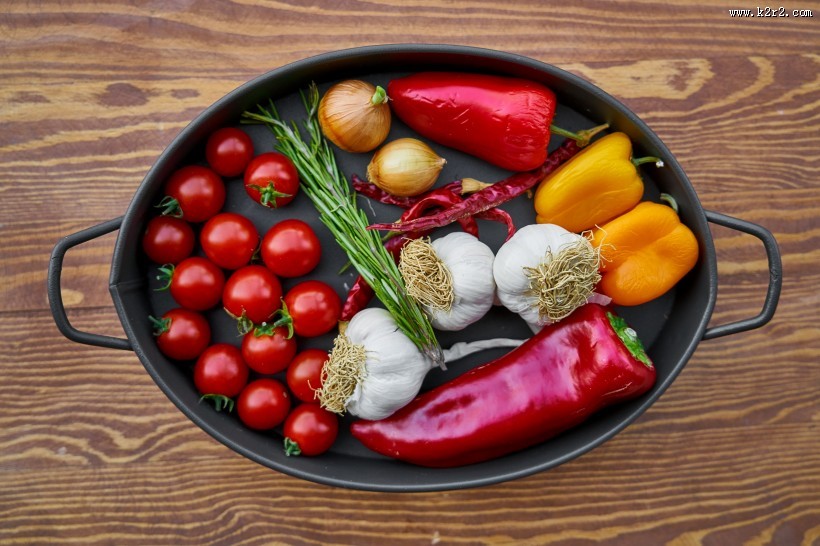 锅里的新鲜蔬菜图片