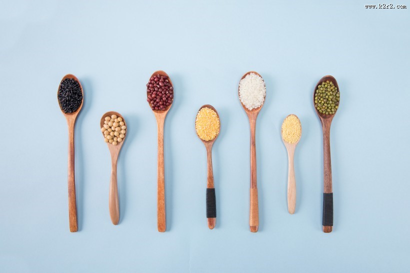 木勺子上的五谷杂粮图片