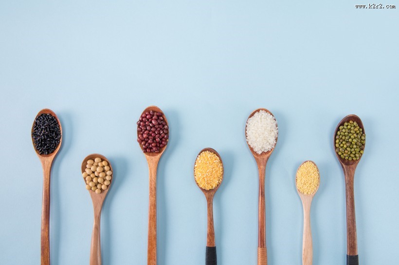 木勺子上的五谷杂粮图片