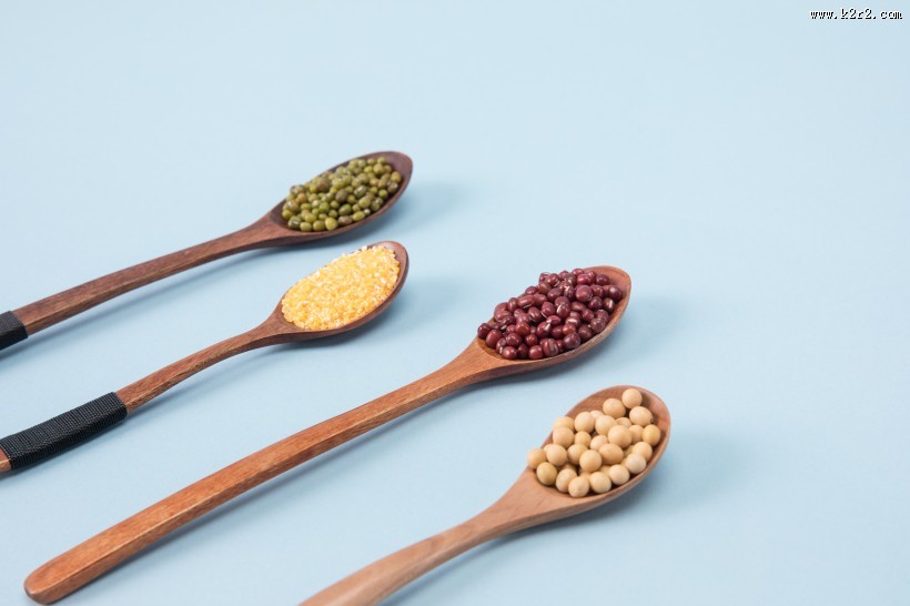 木勺子上的五谷杂粮图片