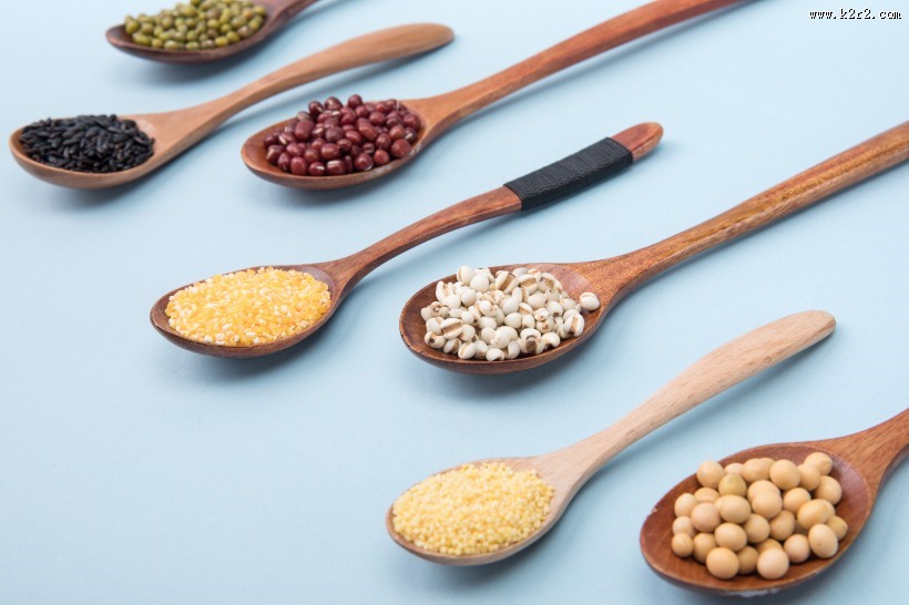 木勺子上的五谷杂粮图片