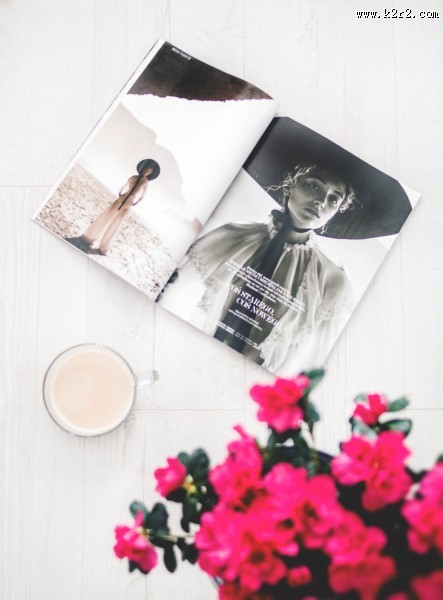 桌子上的咖啡图片