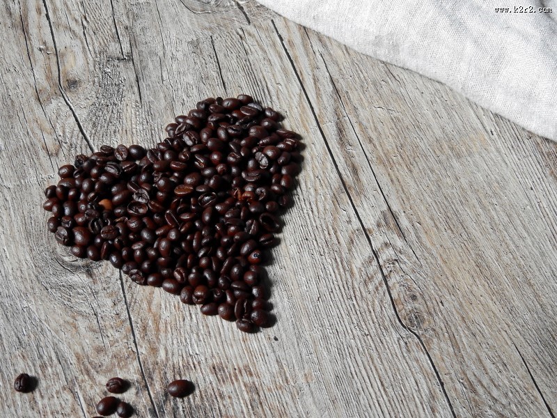 摆放成心形图案的咖啡豆图片