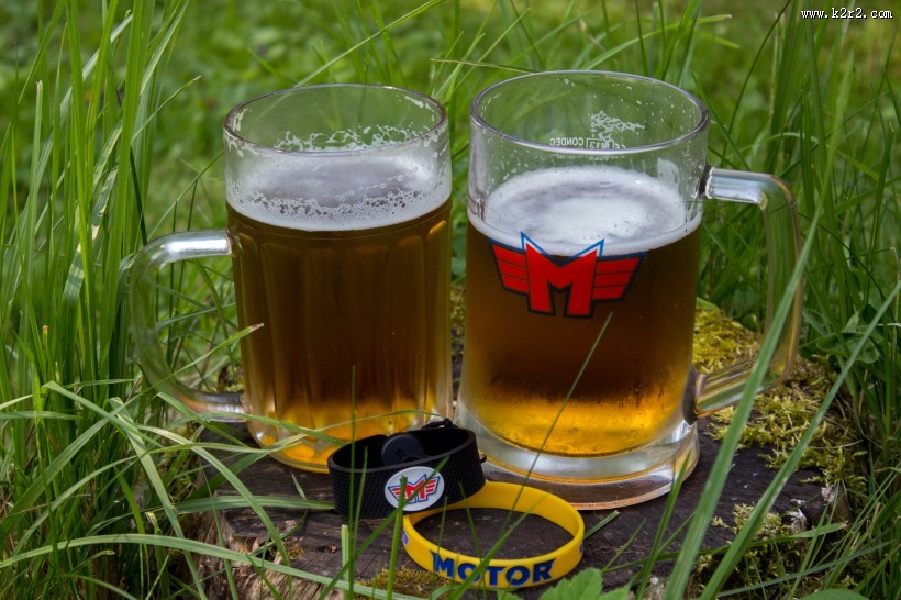 玻璃杯中的啤酒图片大全