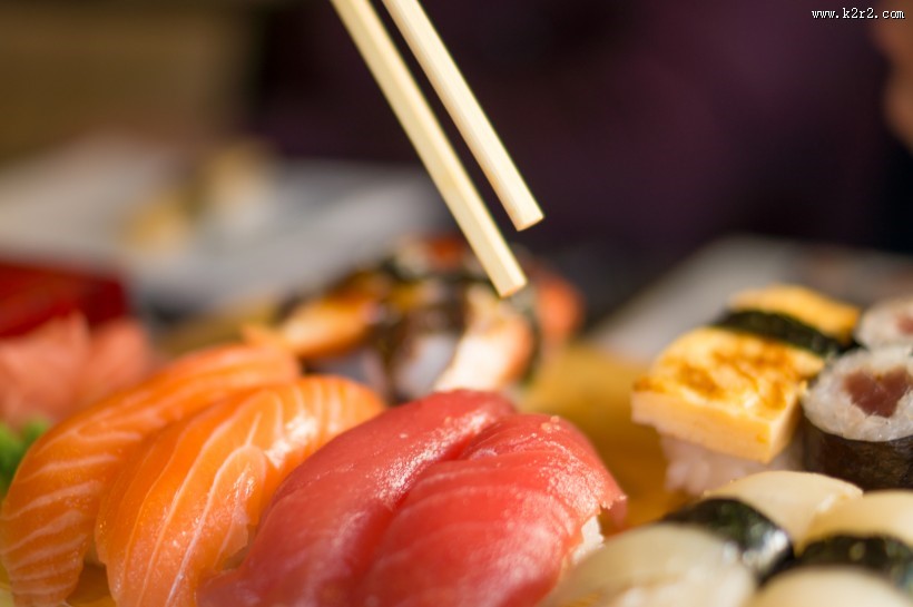 色泽艳丽的寿司图片