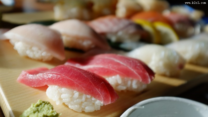 色泽艳丽的寿司图片