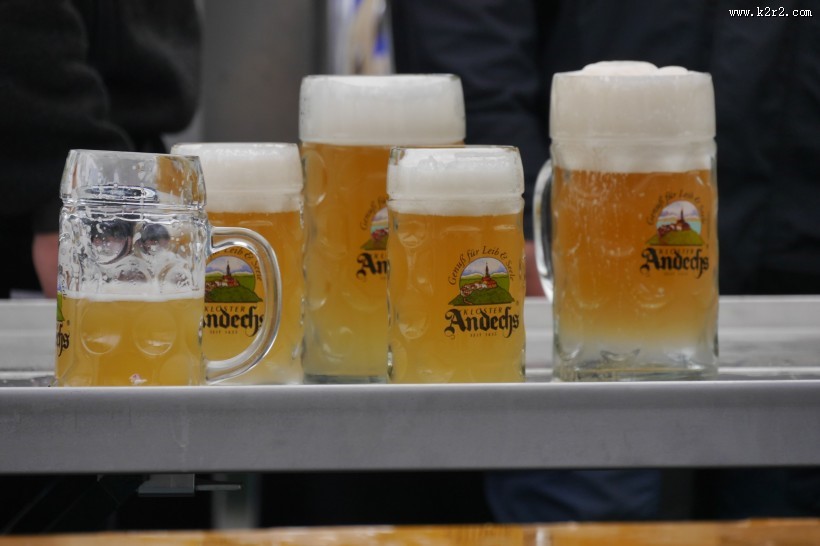 玻璃杯中的啤酒图片大全