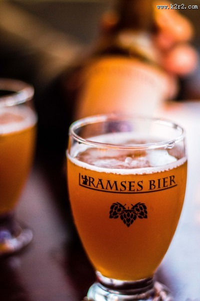 玻璃杯中的啤酒图片大全