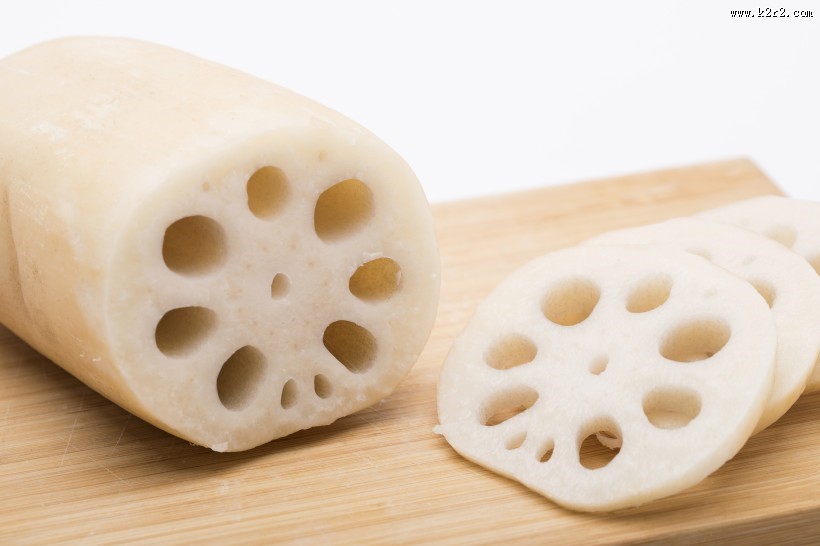 切开的白色莲藕图片