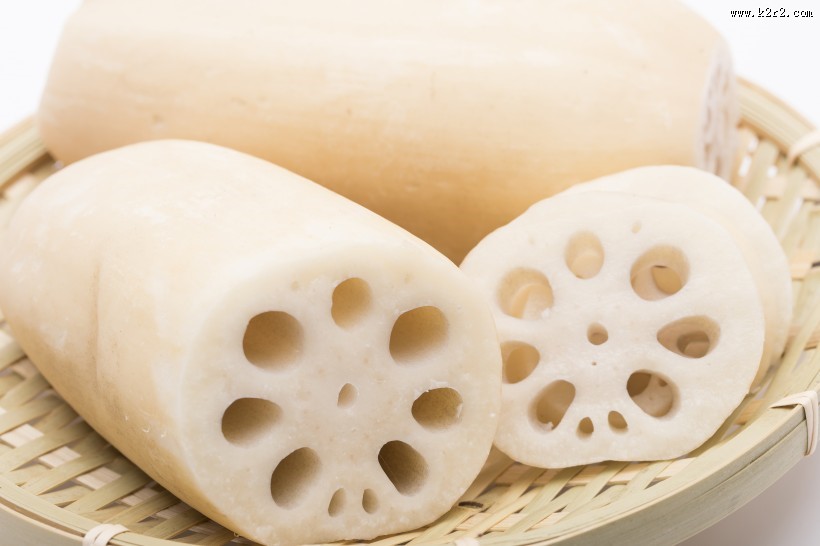 切开的白色莲藕图片