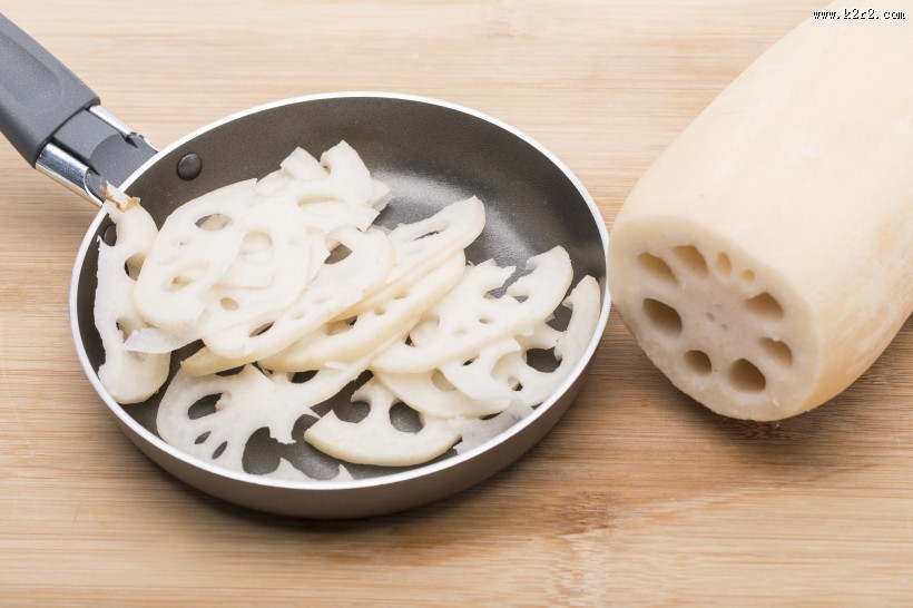 切开的白色莲藕图片