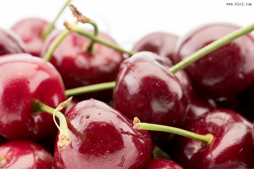 美味可口的带着水珠的车厘子图片