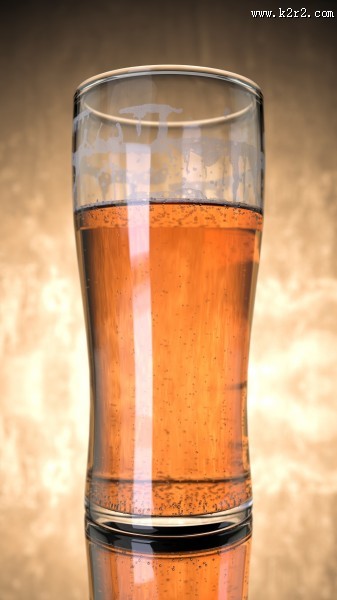 玻璃杯中的啤酒图片