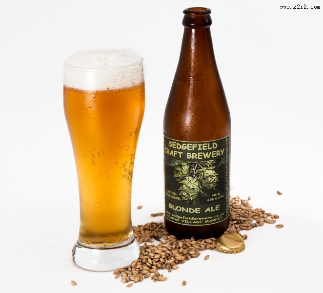 玻璃杯中的啤酒图片