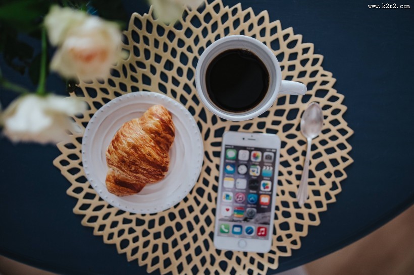 圆形餐桌上的早餐图片