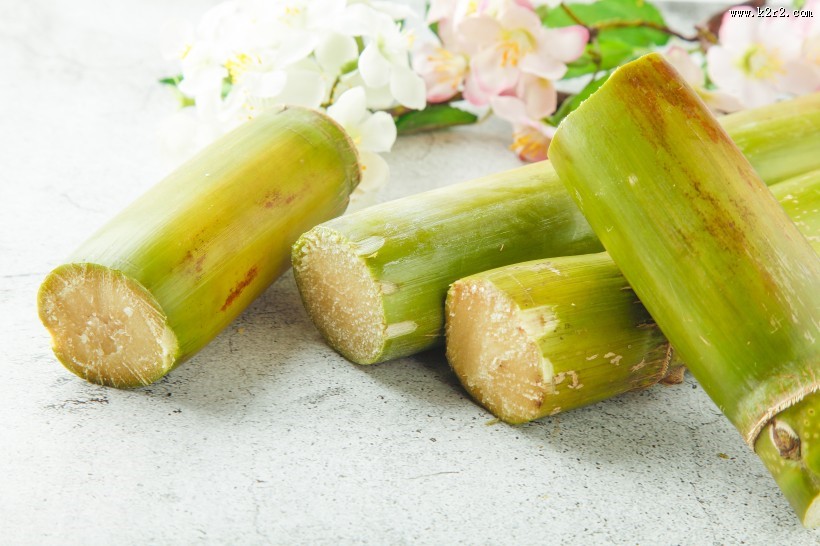 切段削皮的甘蔗图片
