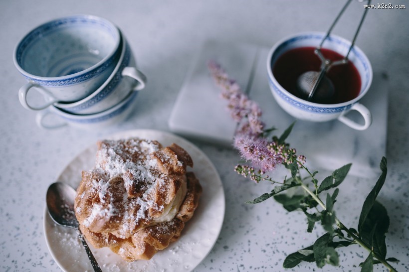 美味的泡芙和解腻的咖啡图片