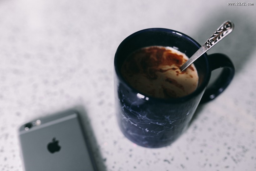 美味的泡芙和解腻的咖啡图片