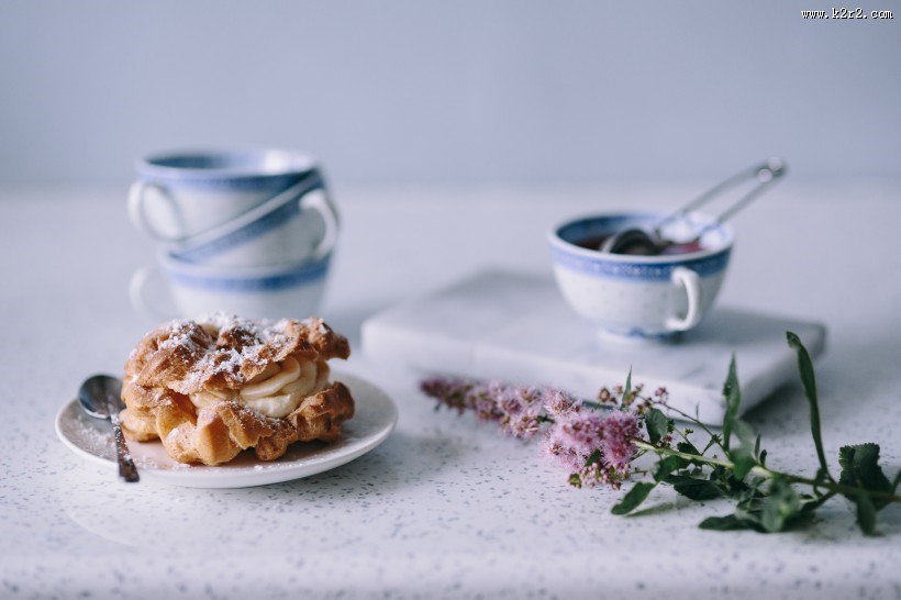 美味的泡芙和解腻的咖啡图片