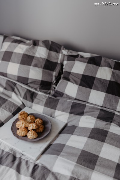 摆放在床上的泡芙图片大全