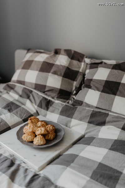 摆放在床上的泡芙图片大全